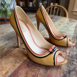Prada Peep Toe Leather Pumps Bow Tan Black Heels Size 38.5/US 8.5 Made in Italy